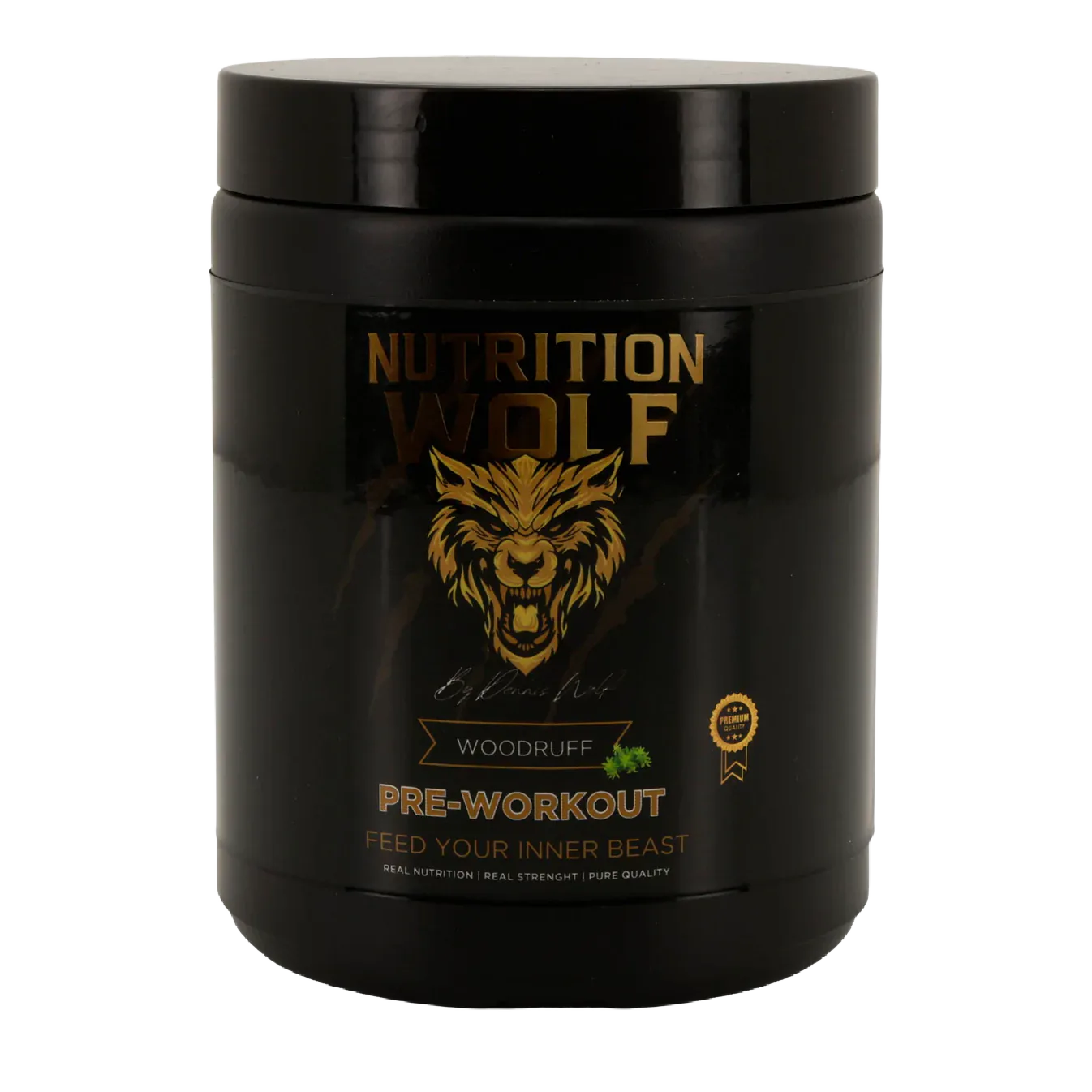 Ein schwarzer Behälter mit dem Nahrungsergänzungsmittel Wolf Pre-Workout mit einem goldenen Wolfslogo und -text, der Geschmacksrichtung Woodruff und dem Slogan Feed your inner beast auf dem Etikett.