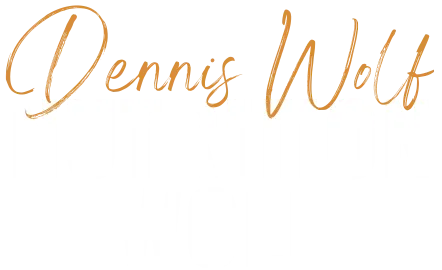 Logo mit Dennis Wolf in orangefarbener Schrift über fettgedrucktem weißen Text mit der Aufschrift NUTRITION WOLF auf hellgrauem Hintergrund.